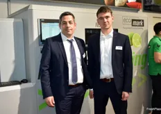 Carsten Dillenberger und Julius Klopp von EcoMark GmbH präsentierten mit Stolz die optimierte Natural Branding-Maschine. Nach der erfolgreichen Lancierung 2018 wird die Anlage mittlerweile auch durch Aldi und Lidl eingesetzt.